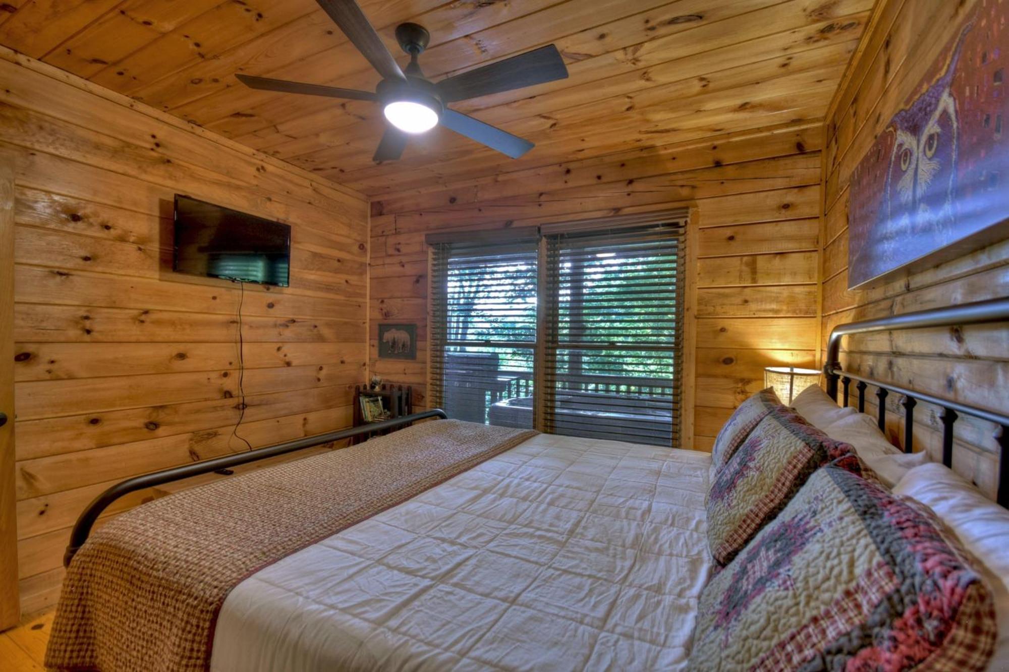 Bearfoot Ridge Wood-burning Fireplace Cozy Hot Tub Serene Views Villa *