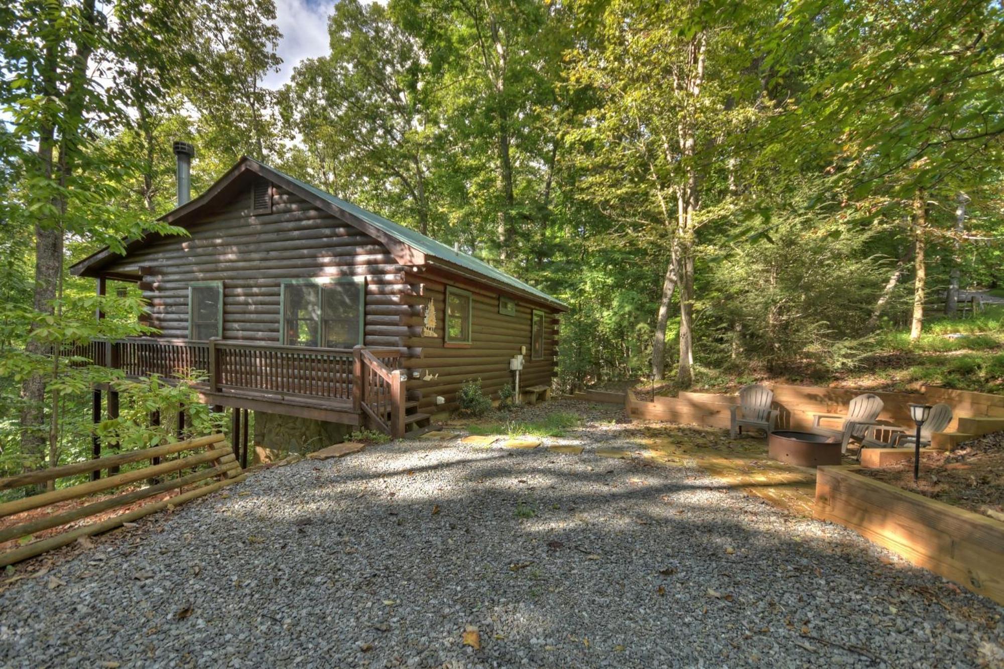 Bearfoot Ridge Wood-burning Fireplace Cozy Hot Tub Serene Views Villa