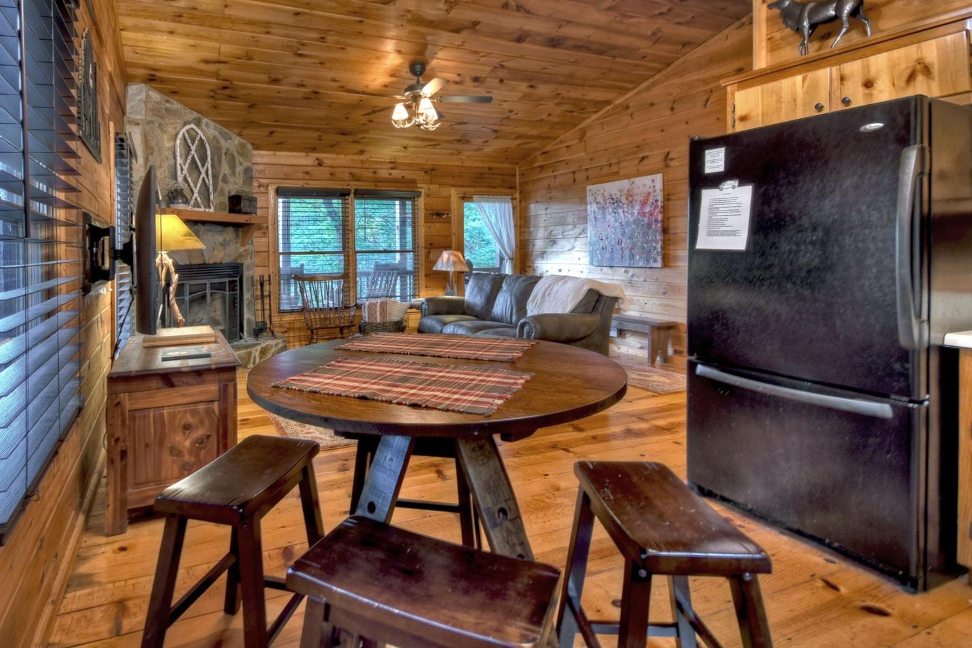 Villa Bearfoot Ridge Wood-burning Fireplace Cozy Hot Tub Serene Views Ellijay