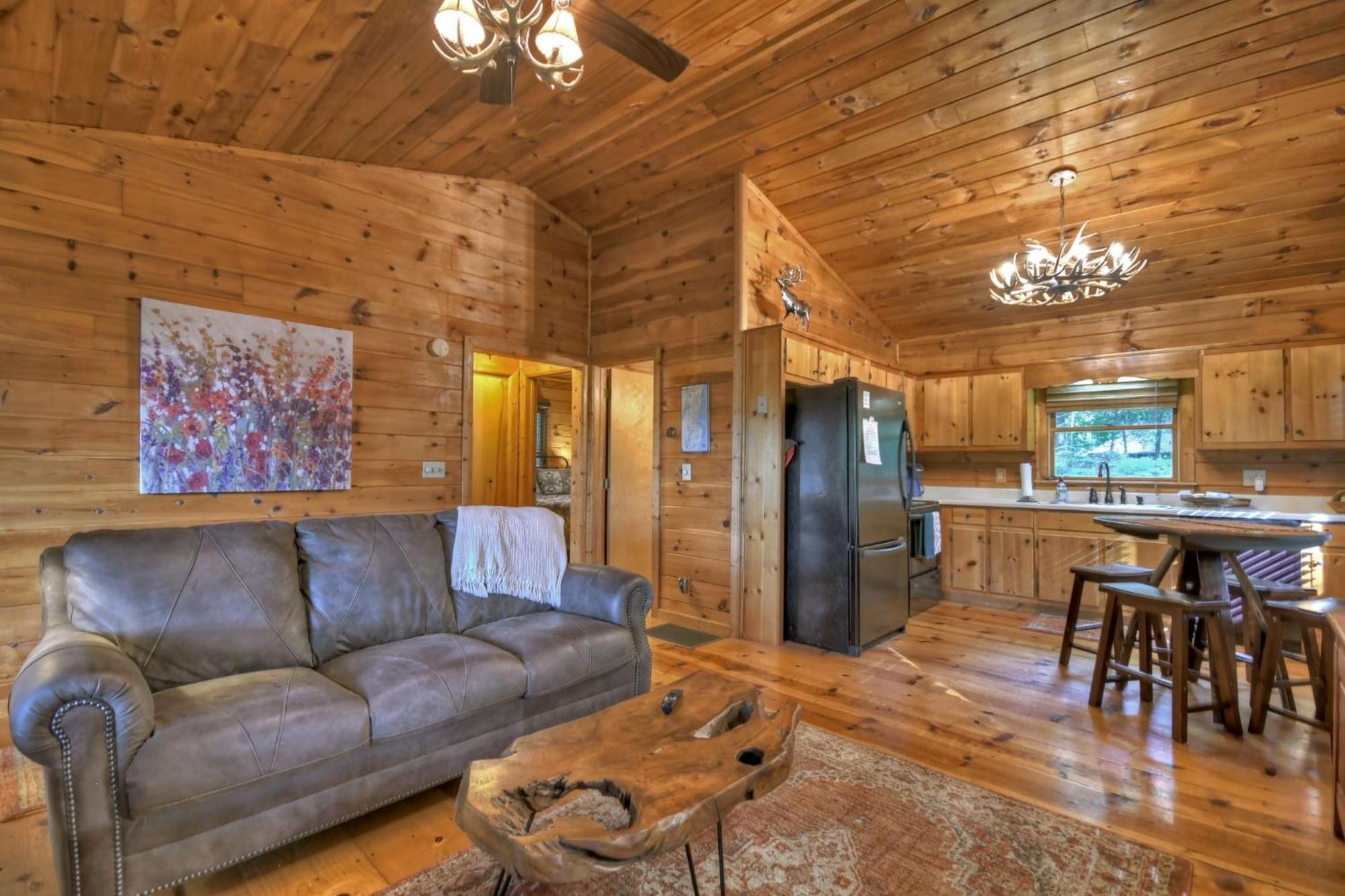 Bearfoot Ridge Wood-burning Fireplace Cozy Hot Tub Serene Views Villa
