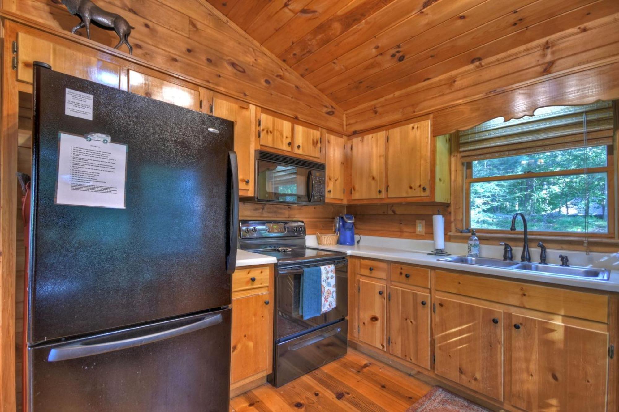 Bearfoot Ridge Wood-burning Fireplace Cozy Hot Tub Serene Views Villa