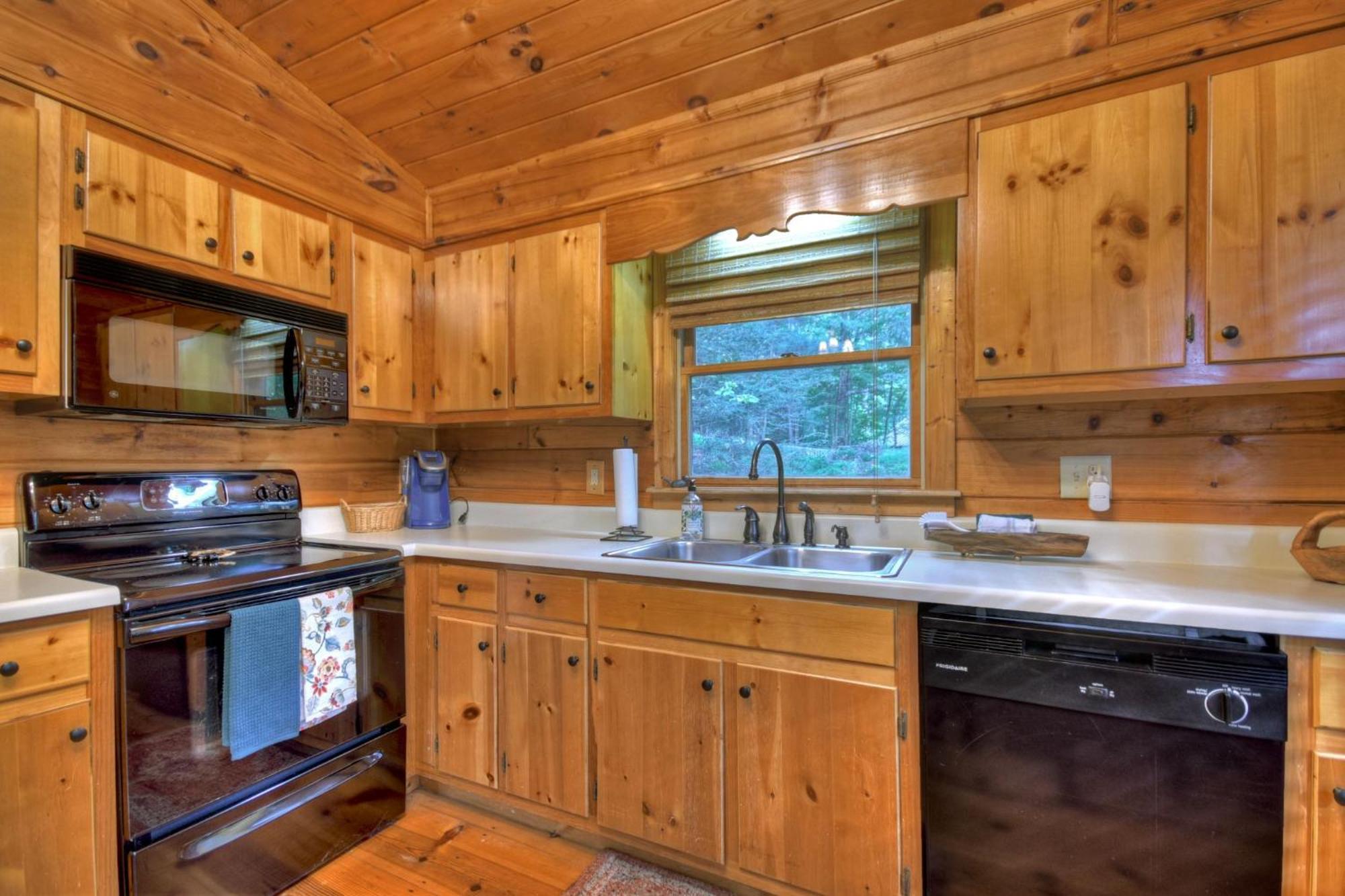 Bearfoot Ridge Wood-burning Fireplace Cozy Hot Tub Serene Views *