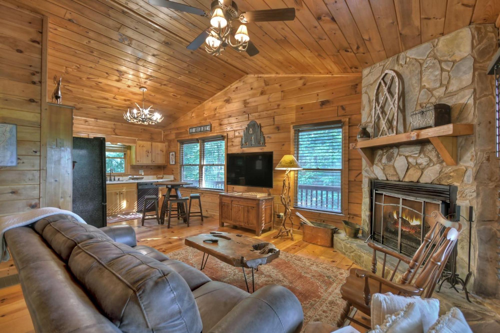 Bearfoot Ridge Wood-burning Fireplace Cozy Hot Tub Serene Views