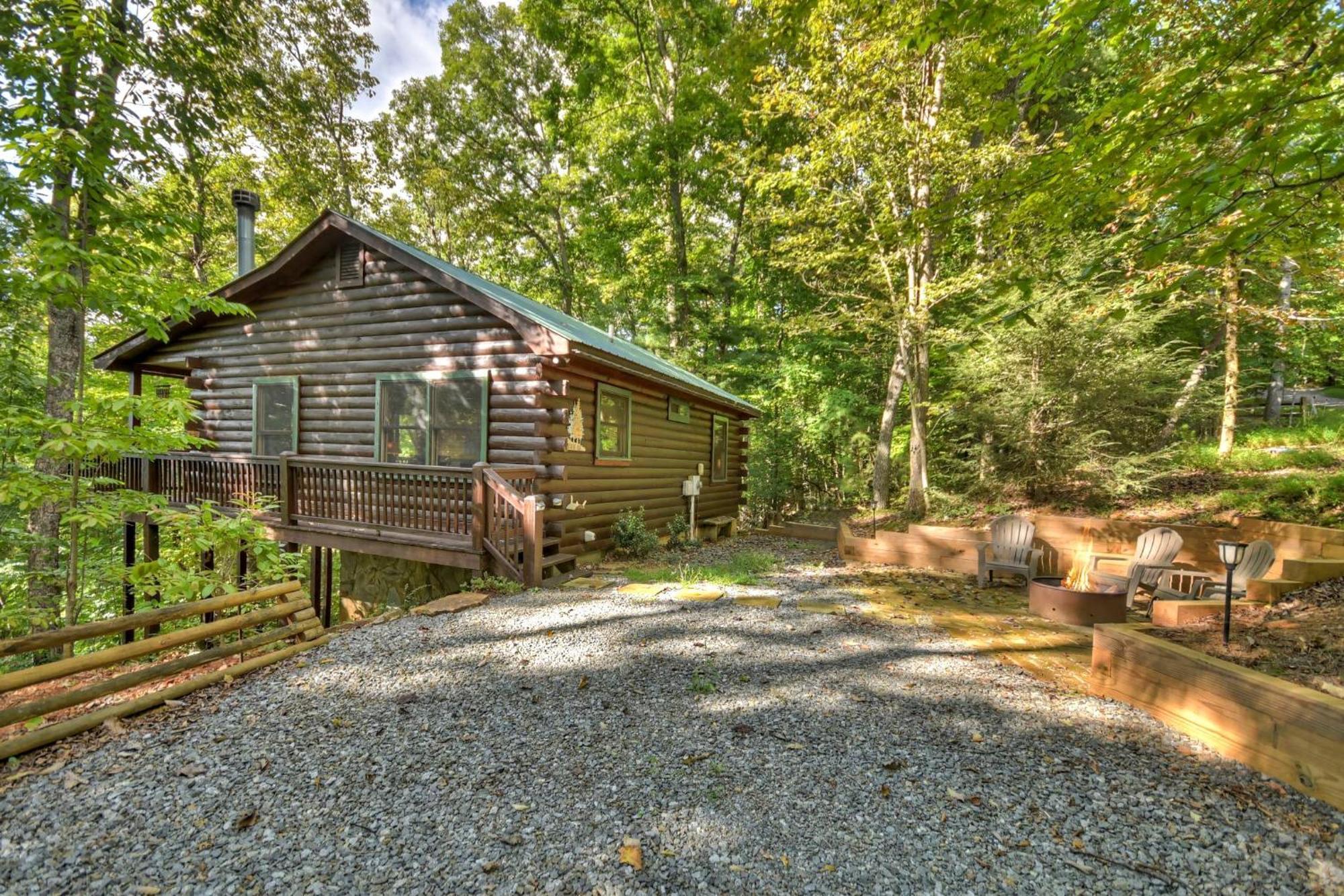 Bearfoot Ridge Wood-burning Fireplace Cozy Hot Tub Serene Views Ellijay
