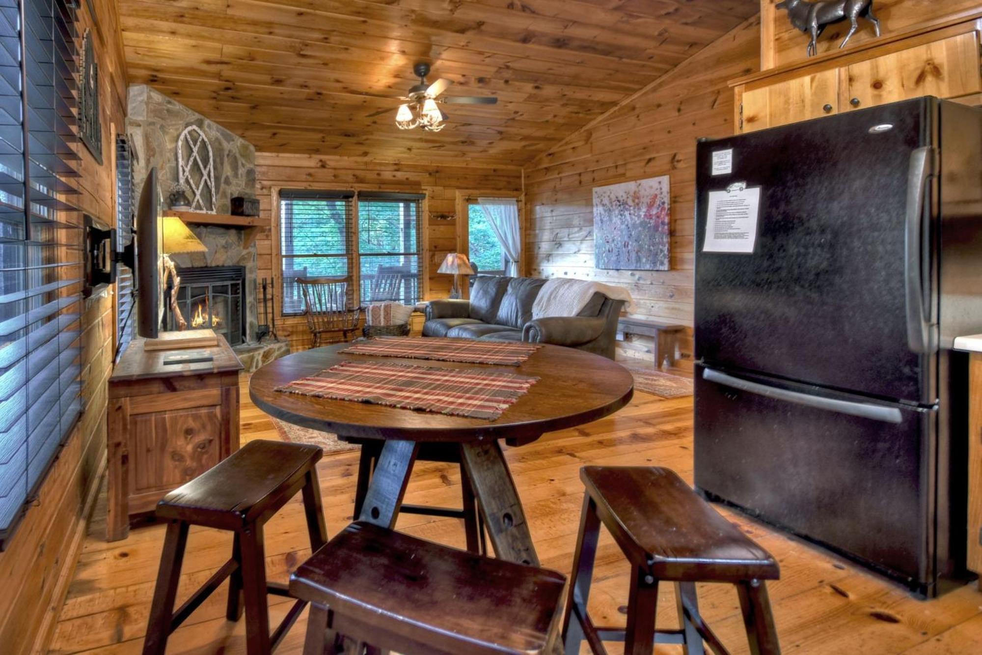 Bearfoot Ridge Wood-burning Fireplace Cozy Hot Tub Serene Views Villa *