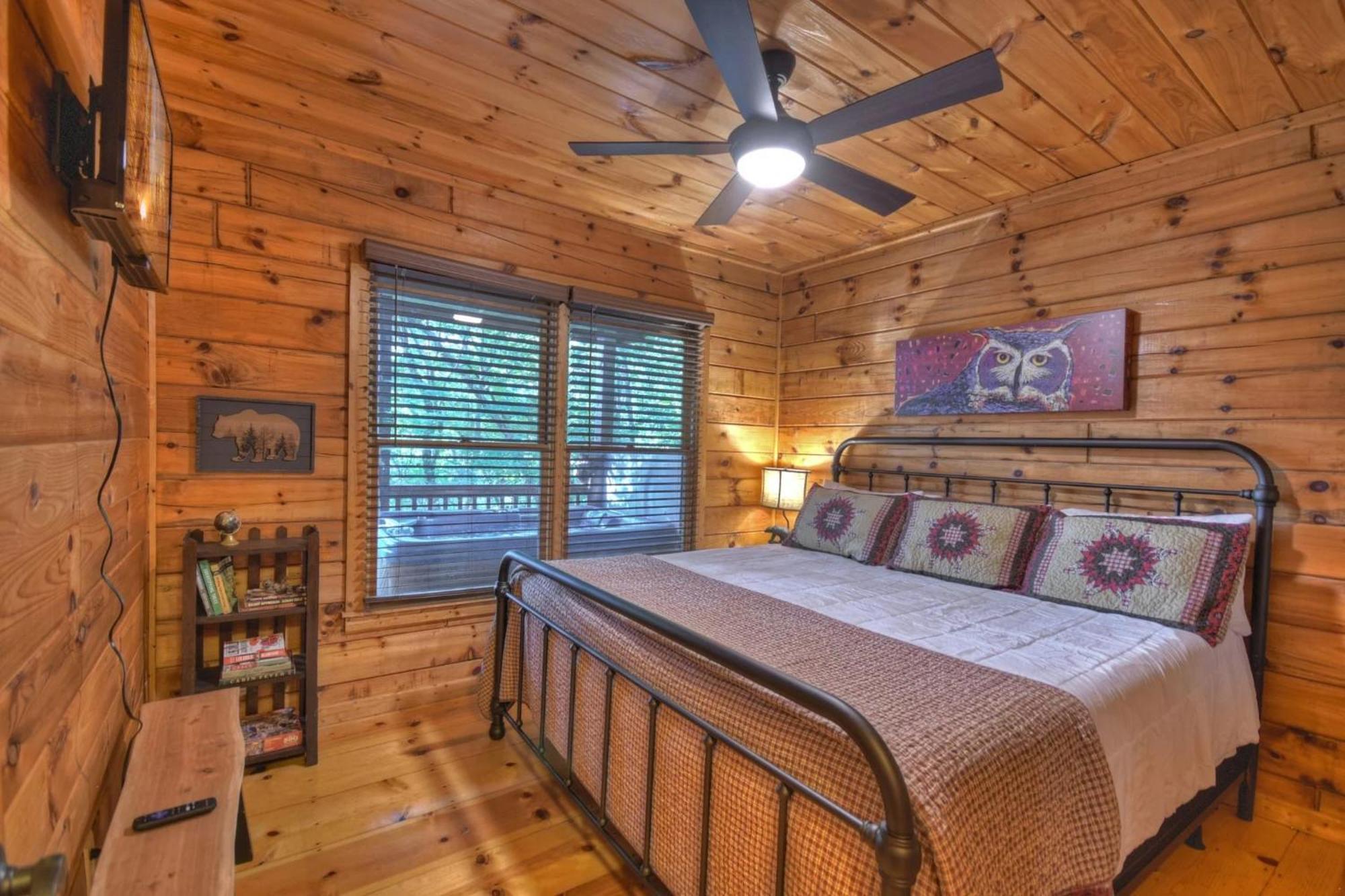 Bearfoot Ridge Wood-burning Fireplace Cozy Hot Tub Serene Views Villa *