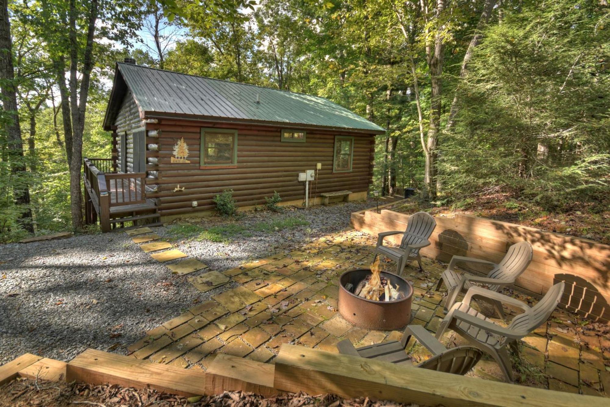 Bearfoot Ridge Wood-burning Fireplace Cozy Hot Tub Serene Views Ellijay