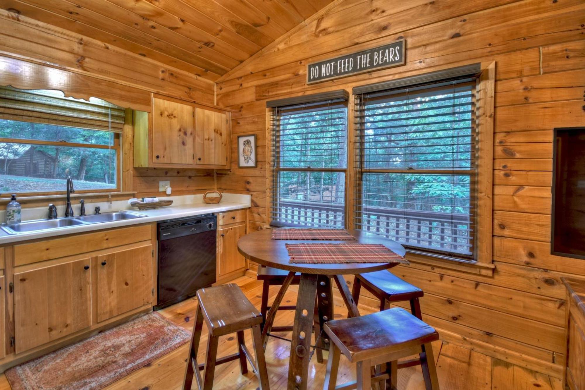 Bearfoot Ridge Wood-burning Fireplace Cozy Hot Tub Serene Views Ellijay